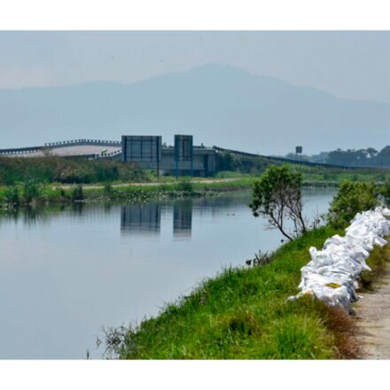 Jóvenes recolectan cáscaras de huevo para limpiar el Río Lerma